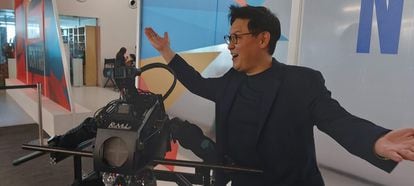 Dennis Hong, fundador de RoMeLa, junto al robot Artemis en el Gitex de Dubái.