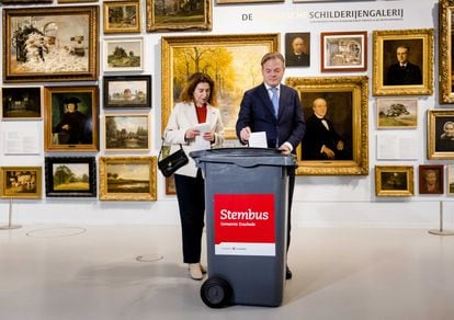 Pieter Omtzigt, líder del partido Nuevo Contrato Social, vota junto a su esposa en el Museumfabriek de Enschede, Países Bajos, el día 22 de noviembre. 